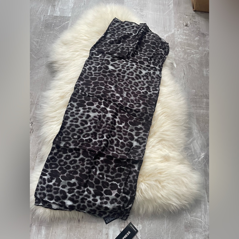 New with tag - EXPRESS leopard scarf